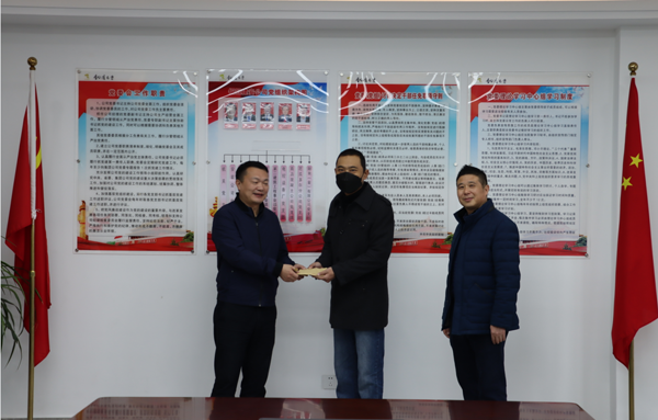 集團(tuán)公司黨委委員、副總經(jīng)理胡新付到公司走訪慰問